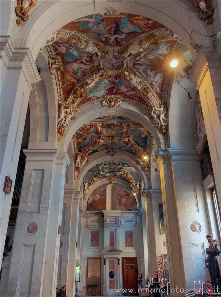 Milano - Navata laterale sinistra della Chiesa di Santa Maria dei Miracoli